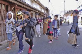 親子が仮装で参加／商店街でハロウィーン／みなべ