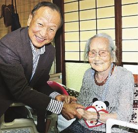 「いつまでも元気で」／町長が最高齢者訪問／白浜の藤原小よしさん宅