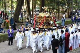 ２時間ほどかけてゆっくりと境内を練り歩いた（９日、和歌山県みなべ町西本庄で）