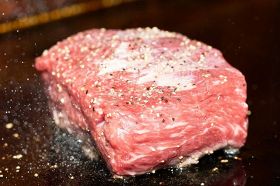 塊の赤身肉２５０グラム