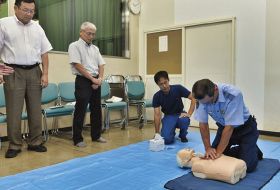 田辺運転免許センター／心肺蘇生や止血学ぶ／職員ら対象に救命講習