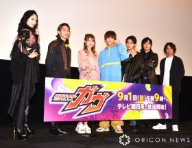 令和仮面ライダーシリーズ第6弾で最新作の『仮面ライダーガヴ』の先行試写会の舞台あいさつ（左から）千歳まち、滝澤諒、宮部のぞみ、知念英和、日野友輔、塚本高史、杉原輝昭監督 （C）ORICON NewS inc.