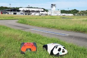 南紀白浜空港の滑走路近くで稼働を始めた草刈りロボット（和歌山県白浜町で）