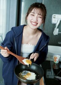 日向坂46佐々木美玲、目玉焼きに失敗…朝の彼女感満載ショット　1st写真集先行カット第9弾