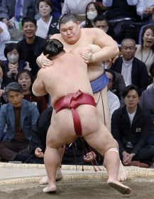 大の里　３敗に後退／大相撲九州場所