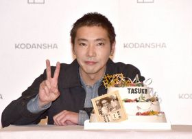 ケーキ登場に満面の笑みで喜ぶ柄本佑 （C）ORICON NewS inc.