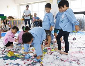 ローラーや手足で描く園児（和歌山県上富田町岩田で）