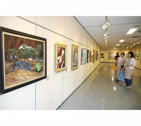 個性豊かな作品が並ぶ洋画部門の展示会場（１１日、和歌山県田辺市新屋敷町で）