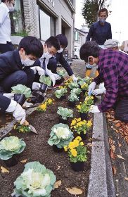 花で駅前通り彩る／みなべ社福協と南高生