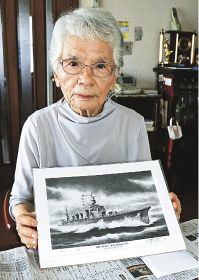 「神通」の絵を手にする田畑富美子さん（和歌山県田辺市文里２丁目で）