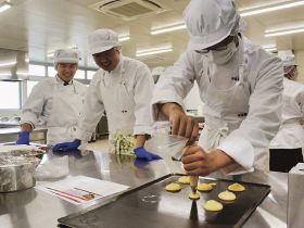 洋菓子作り学ぶ／南部高　専門学校の講師招き