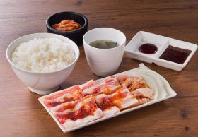 焼肉ライクが平日17時までの限定セットを10・31より販売開始（写真は牛豚鶏3種盛りセット890円）