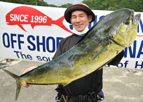 シイラの部で優勝した深井大祐さん（５日、和歌山県串本町有田で）