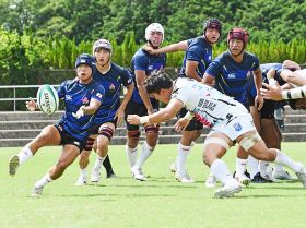 ラグビーのＵ１７日本代表対韓国代表の試合で、ゴール前のスクラムから右へ展開する日本。その後、トライを決める＝２４日、上富田スポーツセンターで