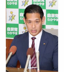 次期衆院選新１区への立候補を表明する山本大地氏＝２日、和歌山市で