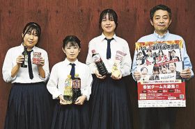 食材を贈った「たかす」の鷹巣守社長（右）と「うまいもん甲子園」に参加する神島高校の生徒＝田辺市文里２丁目で