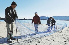 橋杭海水浴場／本州最南端で冬支度／串本　「防砂ネット」設置