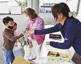 お弁当で笑顔／児童やその家族に提供／防災グッズも／上富田社福協