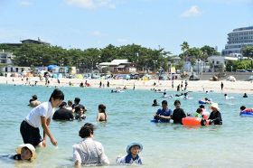 白良浜を訪れた海水浴客（８月１６日、和歌山県白浜町で）