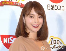 49歳・蛯原友里、太もも美脚のぞくミニスカ姿「衰えない美しさすごいな」「ずっと若さが更新され続けてます」