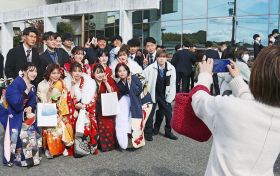 二十歳を祝う式典で記念写真を撮る参加者（和歌山県上富田町朝来で）