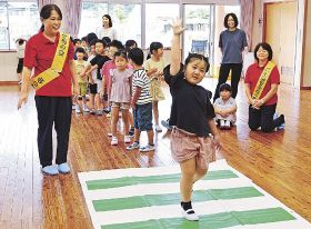 横断歩道は手を上げて／上南部こども園／交通ルール学ぶ