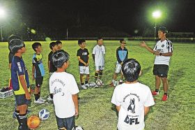 子どものサッカー教室を始めた峯上裕樹さん（右端）＝田辺市上秋津で