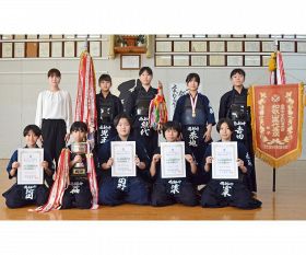 和歌山県中学総体剣道女子団体の部で優勝した南部中学校。女子個人の部で優勝した田野莉加選手（前列中央）と２位の河田舞耶選手（前列左端）