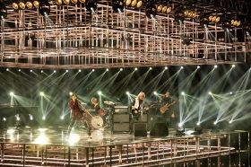 『第75回NHK紅白歌合戦』に出場したB'z（C）NHK