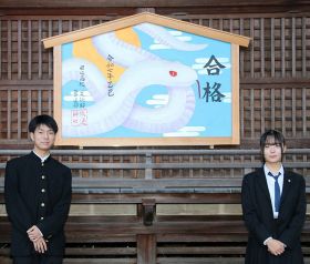 合格願い「巳」の大絵馬　田高生が制作、和歌山県田辺市の蟻通神社