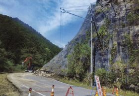 崩土により通行止めとなっている高野龍神スカイライン（和歌山県高野町で）＝読者提供