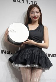 超ミニ丈スカートで美脚を披露したNAYEON （C）ORICON NewS inc.