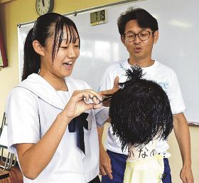 理容の仕事学ぼう／白浜中２年生