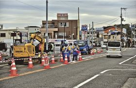 片側交互通行で混雑／上富田町朝来の国道４２号