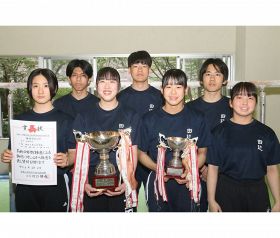 女子団体で優勝した４人（前列）と男子団体で準優勝の３人＝和歌山県田辺市あけぼのの田辺工業高校で