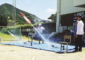 飛べ、水ロケット！／みなべの宇宙少年団　近畿大会懸け競う