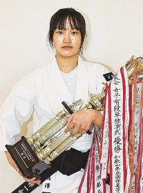 女子自由単独演武で優勝した南部の森澤結芽さん