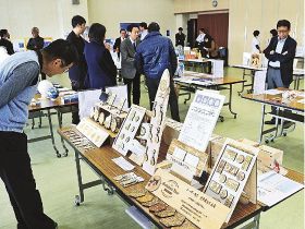 ロケット土産ずらり／３０日まで　串本で展示商談会