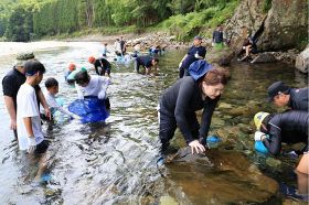 協力してウナギ漁に挑戦／古座川町の児童／川崎市の小中学生と交流