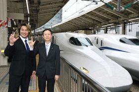 “逸材ポーズ”をとる新日本プロレス・棚橋弘至社長とJR東海の社長（写真提供：JR東海）