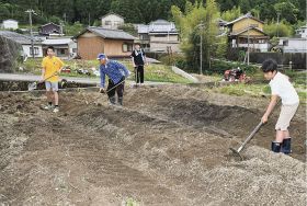 子どもらと野菜作り／上富田の下ノ岡地区