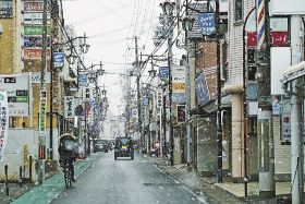 雪が舞う田辺市の飲食店街（２１日午前９時１５分ごろ、和歌山県田辺市湊で）