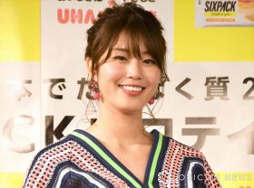 稲村亜美、胸元チラリな生足全開ショット「グッときます」「とても素晴らしい」