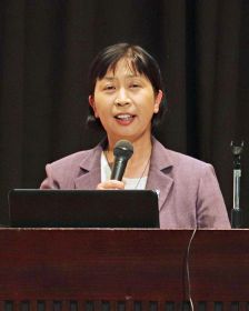 講演するこども家庭庁長官の渡辺由美子さん（７月３１日、和歌山県白浜町で）