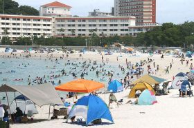 家族連れや若者らでにぎわう白良浜海水浴場（１５日午前１０時すぎ、和歌山県白浜町で）