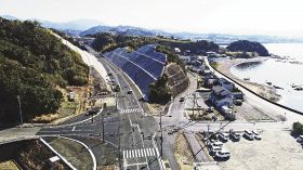 ２０日に開通する田辺西バイパス。右側の海沿いは現在の国道４２号（１０日、和歌山県田辺市芳養町で）＝許可を得てドローンで撮影