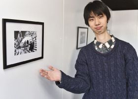 倉庫を改装したギャラリーで、フォトコラージュの作品を展示している葵まことさん（和歌山県上富田町朝来で）