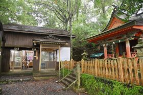 本殿そばにある木造平屋の社務所