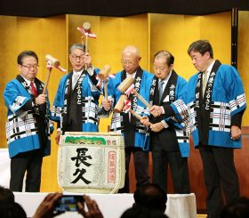 鏡開きで新年を祝う田辺商工会議所の金谷清道会頭（中央）ら＝４日、和歌山県田辺市新屋敷町で