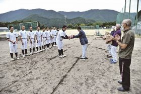 硬式野球部に試合球寄贈／第１６期卒業の﨑山さん／南部高校龍神分校